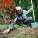 Yji Miyata plante un érable du japon sur le campus de la Bouloie