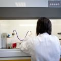 Une chercheuse de dos dans un laboratoire de biochimie