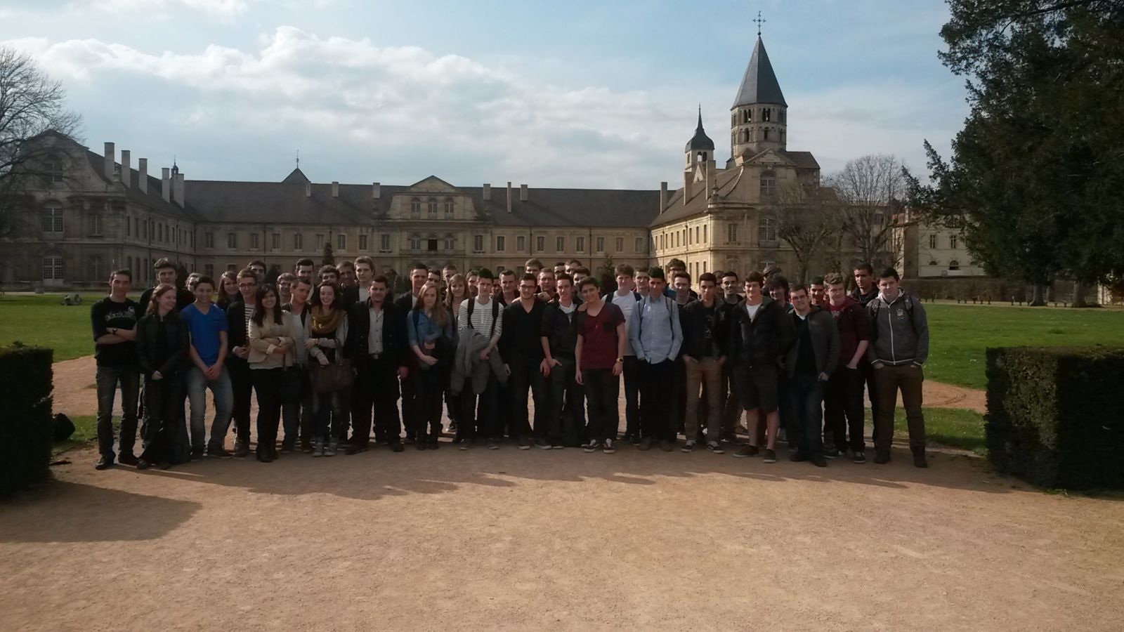 Cluny Les Étudiants Des Arts Et Métiers Au Service Des Collégiens